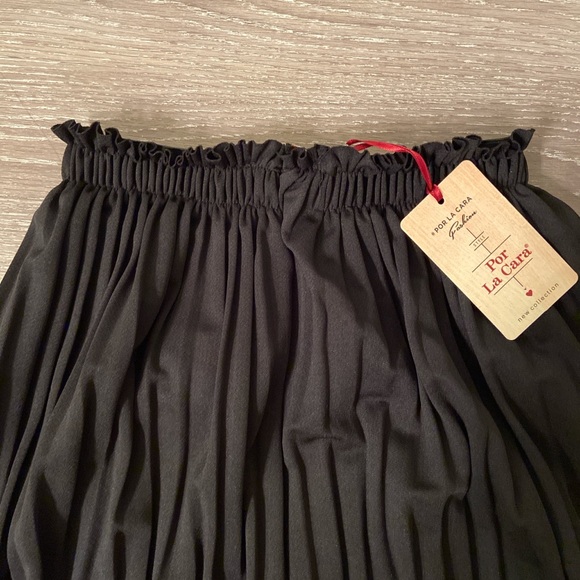 Pleated black skirt - Picture 2 of 2
